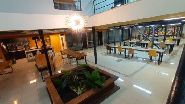 ¡ Amplio Local En Interior De Galería / Banderas ! - Imagen 2