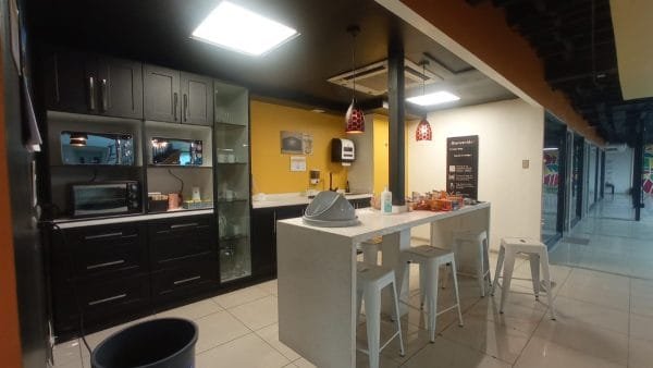 ¡ Amplio Local En Interior De Galería / Banderas ! - Imagen 5