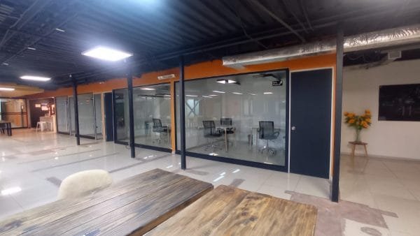 ¡ Amplio Local En Interior De Galería / Banderas ! - Imagen 6