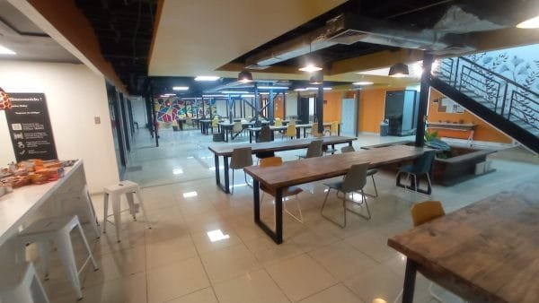 ¡ Amplio Local En Interior De Galería / Banderas !